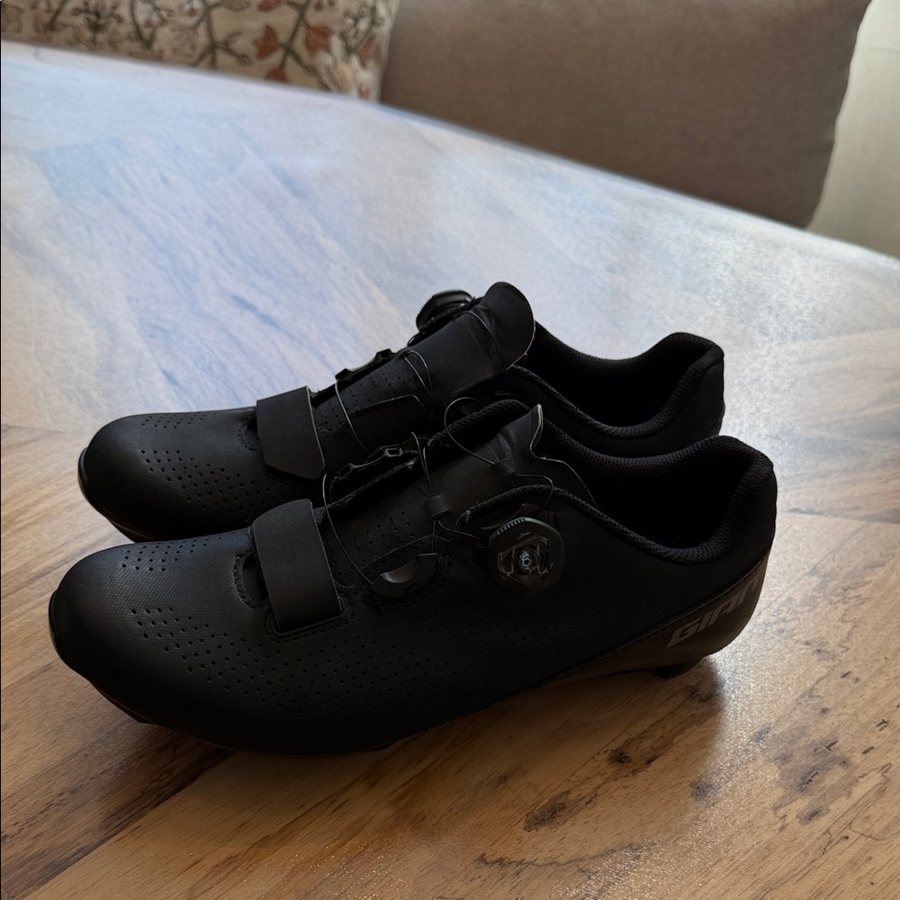 Giant Womens Cycling shoes - fits peloton bike clips - size 10